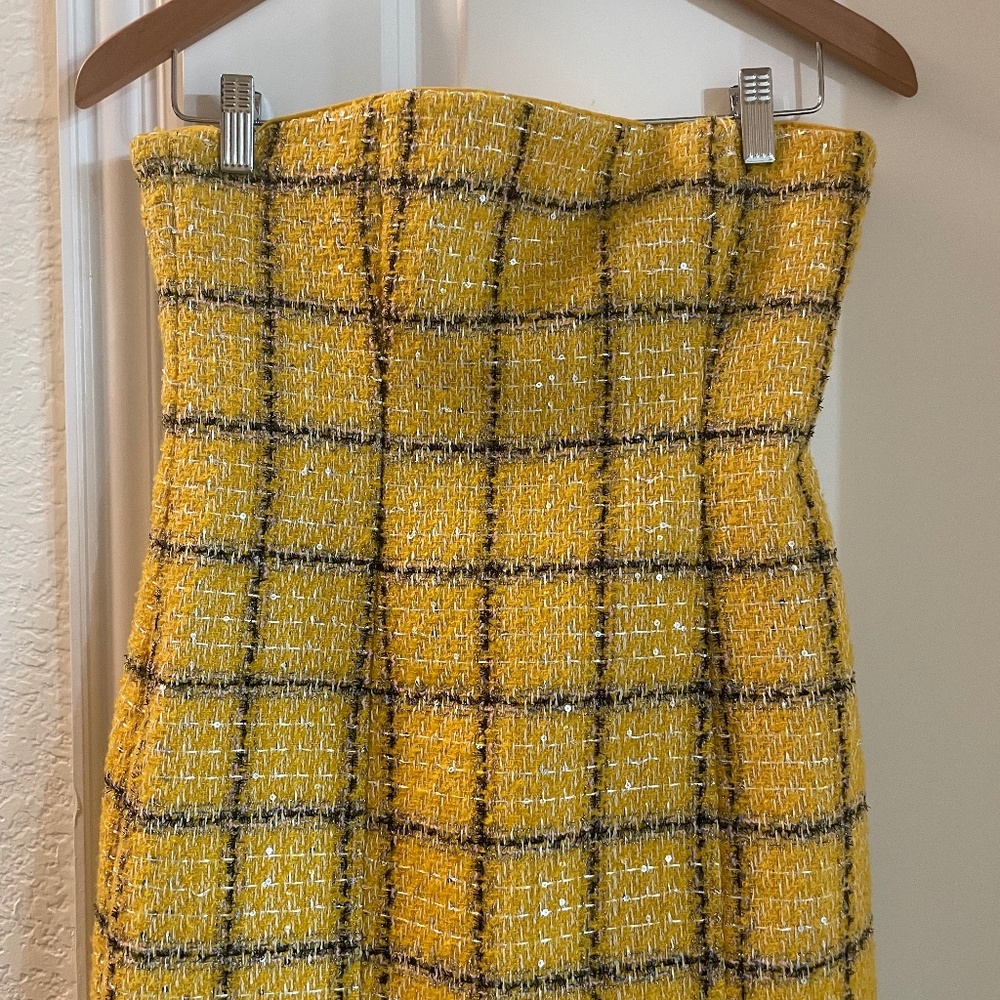Sleeveless mini-skirt